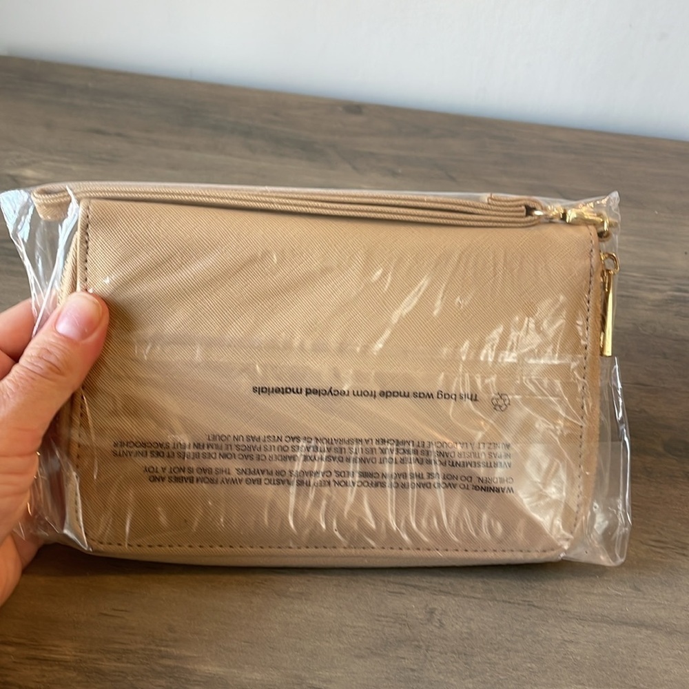 Lost + Wander, beige passport wallet, BRAND NEW - Picture 4 of 4